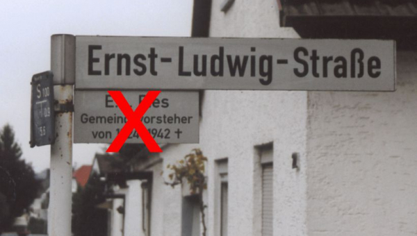 Straßenschild Ernst-Ludwig-Straße mit rot durchgestrichenem Zusatzschild, das an den Ortsbürgermeister Ernst Ludwig Pies erinnert