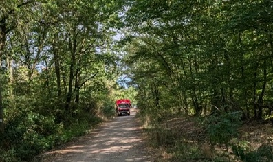 Feuerwehr füllt Wasserstellen im Langenlonsheimer Wald auf