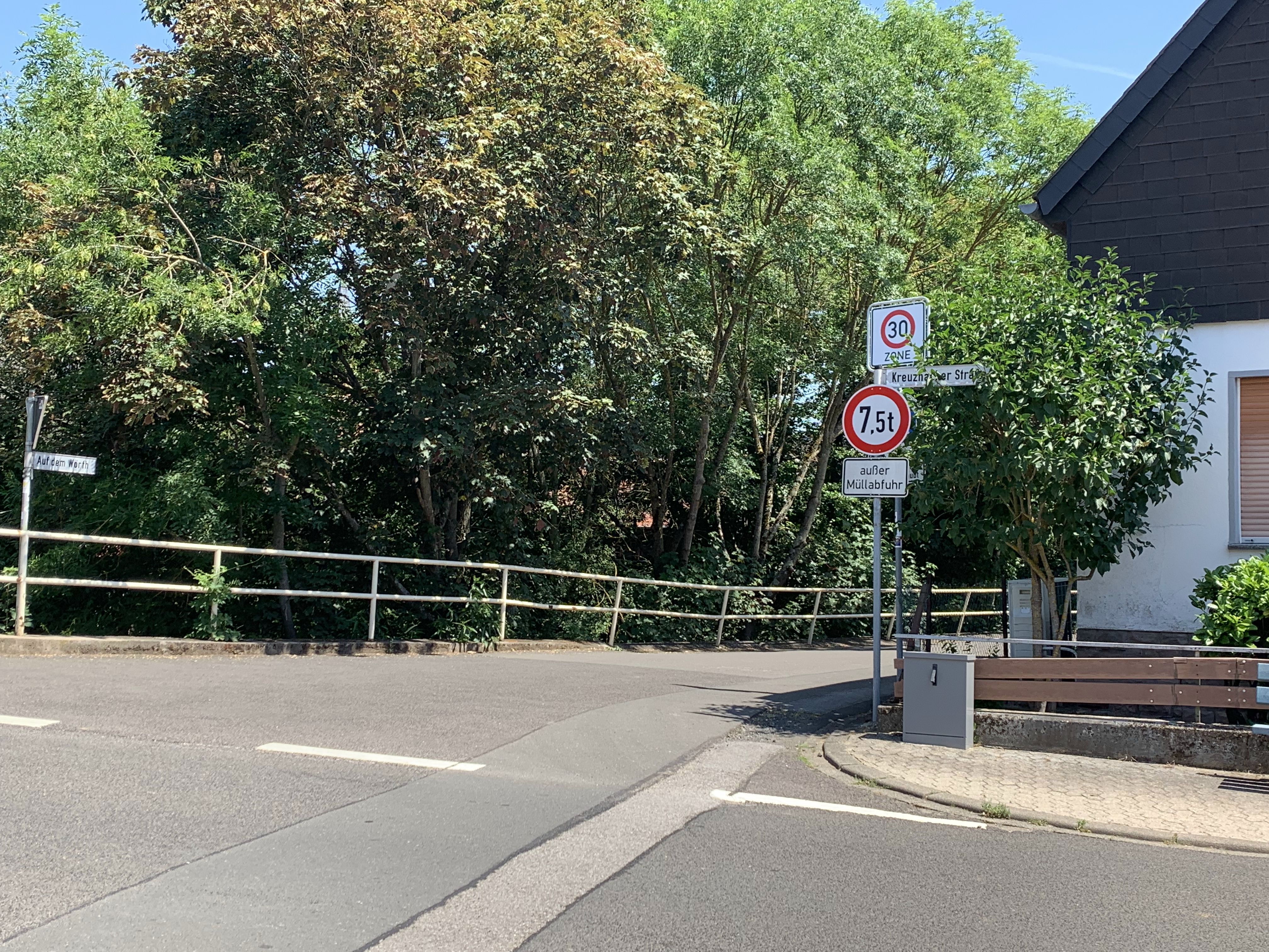 Verkehrsschild einer Tempo-30-Zone an der Kreuznacher Straße Ecke Auf dem Wörth in Guldental