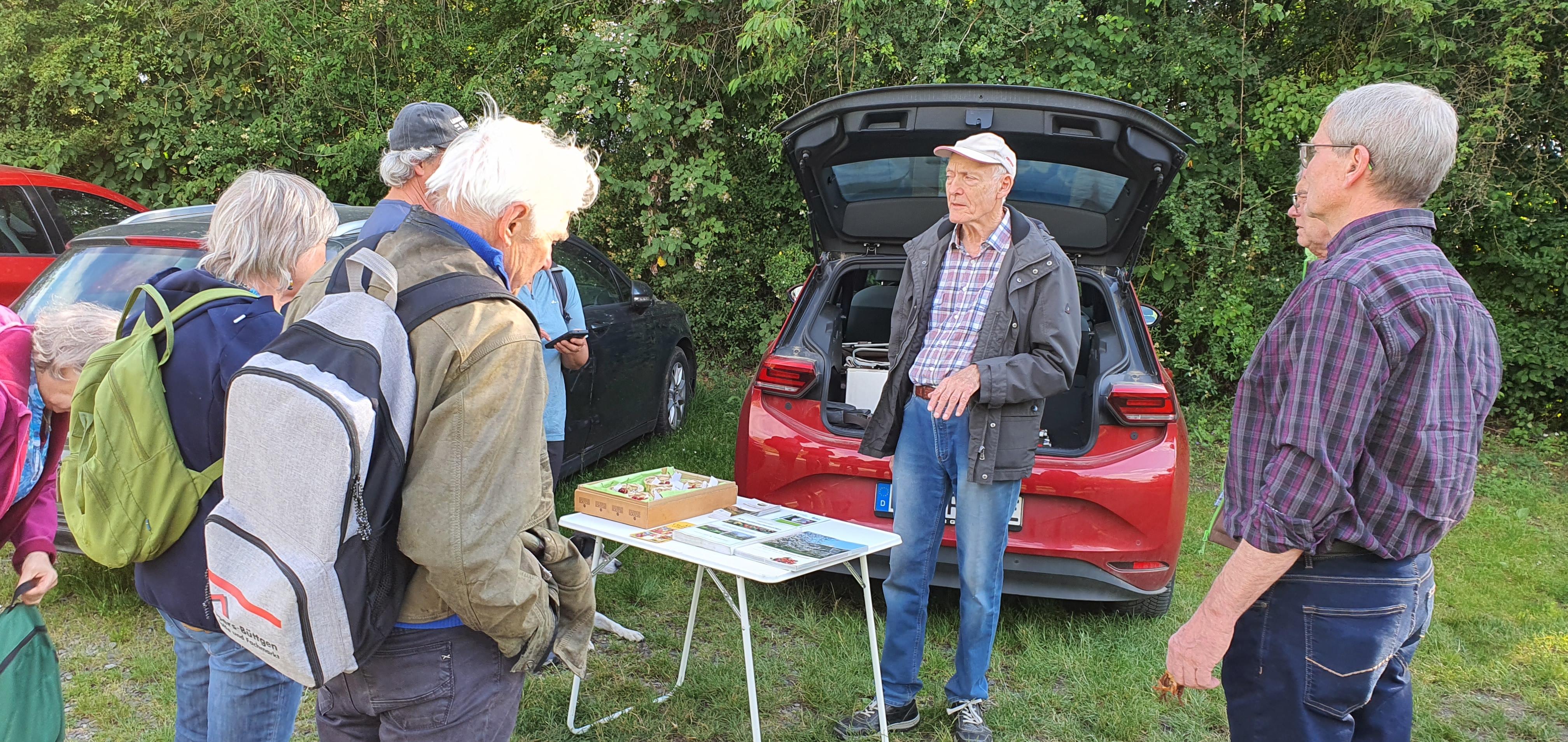 Hans Faus erläutert der Gruppe die Guldentaler Streuobstwiesen